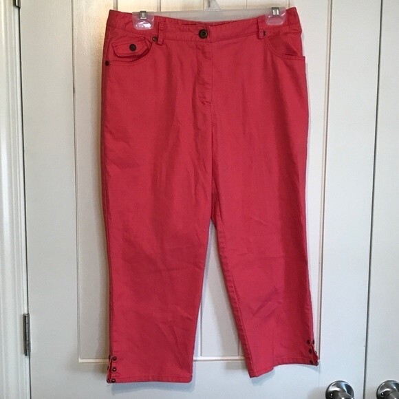 Zac & Rachel Zip Front Capris - Picture 2 of 10